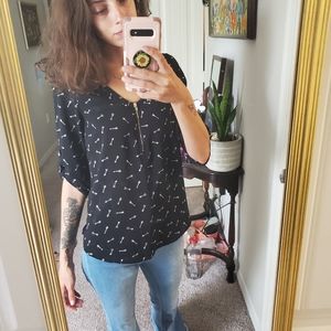 Arrow print black blouse